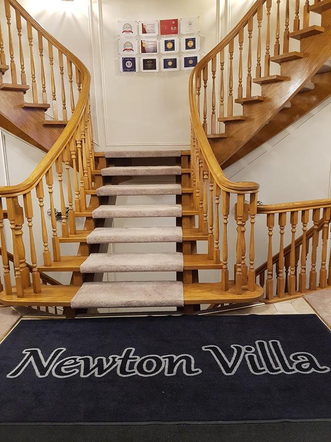 Newton Villa Brampton Exterior photo